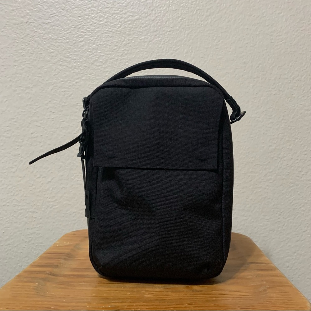 Black Ember Kompak, Color: Jet Black, Volume: 5L crossbody bag, sling bag